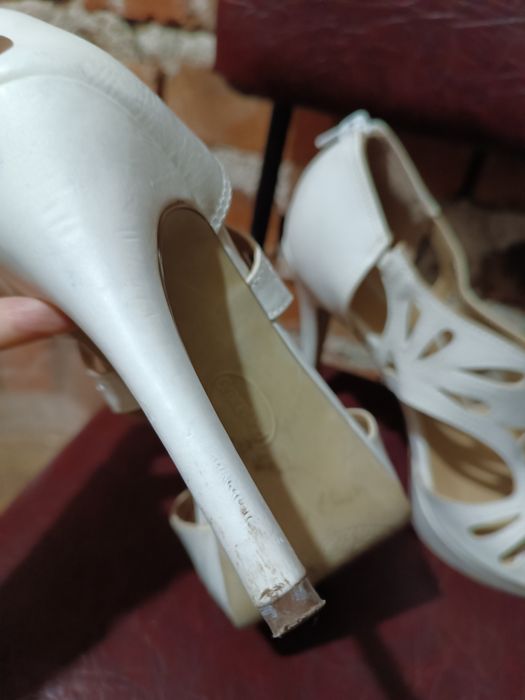 Бели дамски сандали на ток