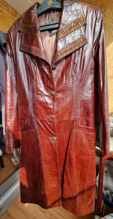 Плащ из натуральньной кожи L