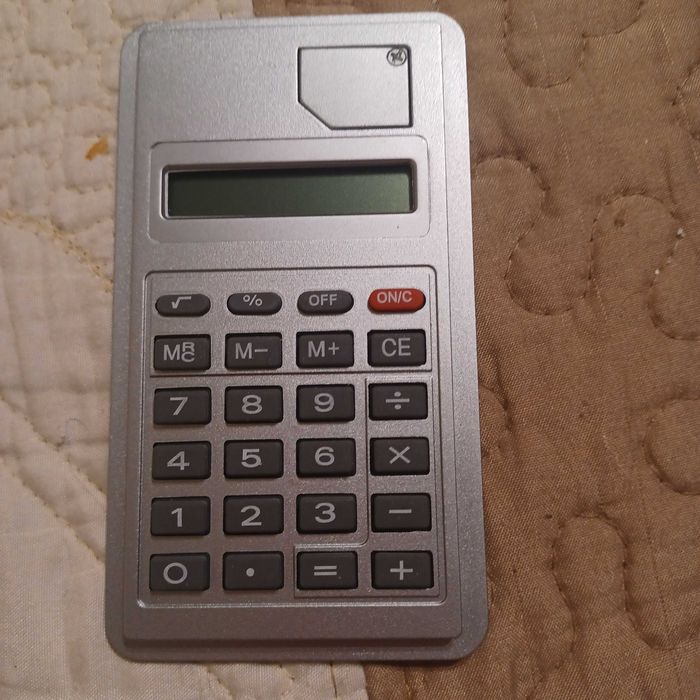 2 minicalculatoare de birou, cu energie solară