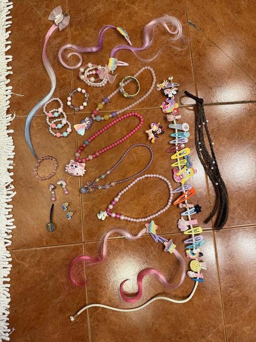 Детские заколки , браслеты , бусики .