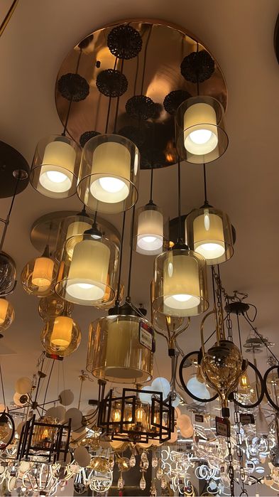 Lustra pentru scara cu noua becuri.