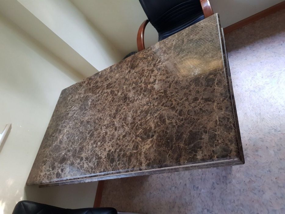 Рабочий стол из мрамора