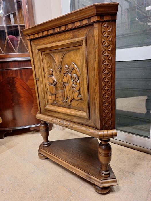 Винтидж ъглов шкаф с богата дърворезба