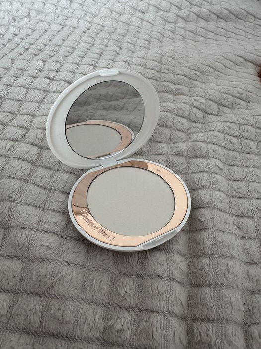 Charlotte Tilbury Airbrush brightning powder - изсветляваща пудра.