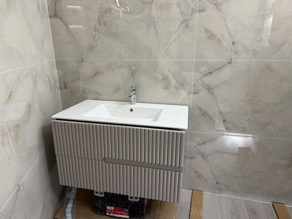 Чисто нов шкаф с мивка за баня!