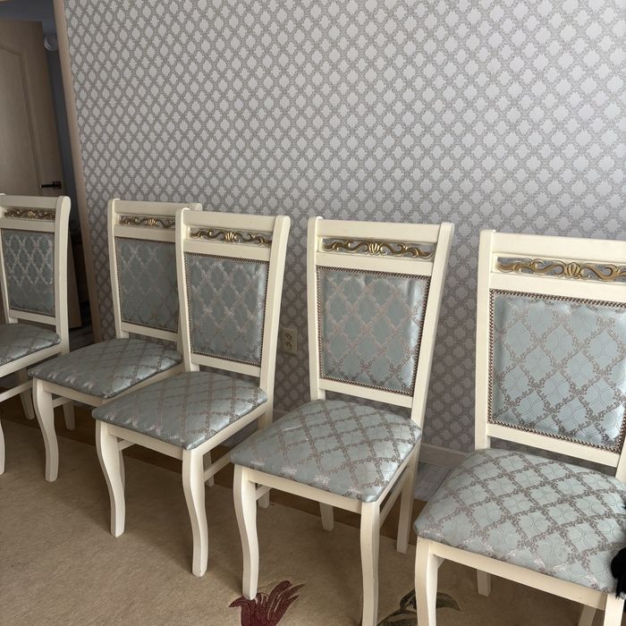 Стол со стульями в гостинную