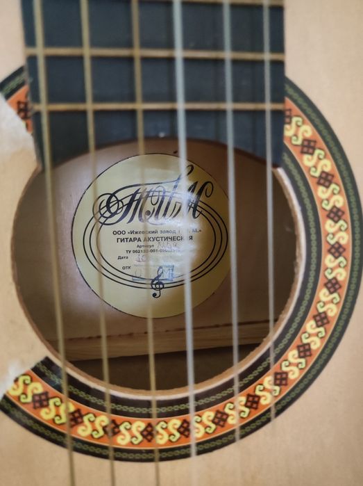 Продам гитару с чехлом и подножкой