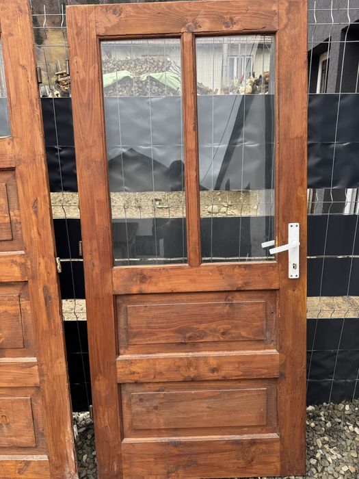 Usi din lemn masic de brad