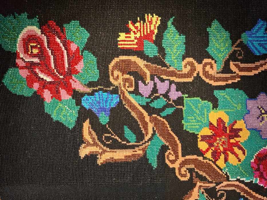 Tapiserie veche, cusută manual, cu motive florale stilizate 100x64cm