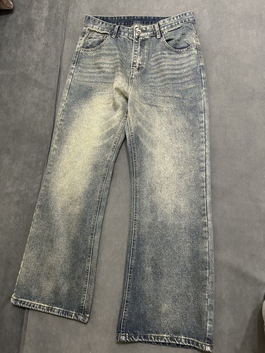 Джинсы широкие.