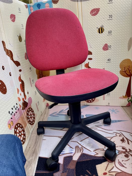 Scaun birou rosu pentru copii de scoala / adulti, rotativ si reglabil