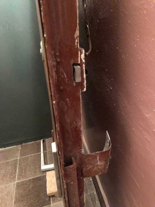 Входная железная дверь советского периода с двумя замками 92х205