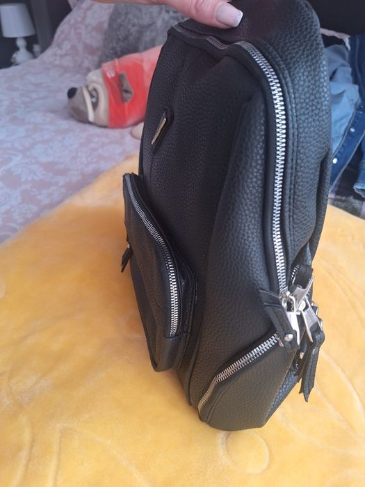 Раница от естествена кожа GUESS.