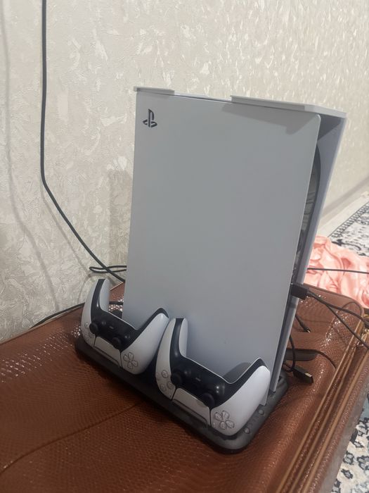 Playstation 5 , 2 джойстика оригинальных + 2 диска
