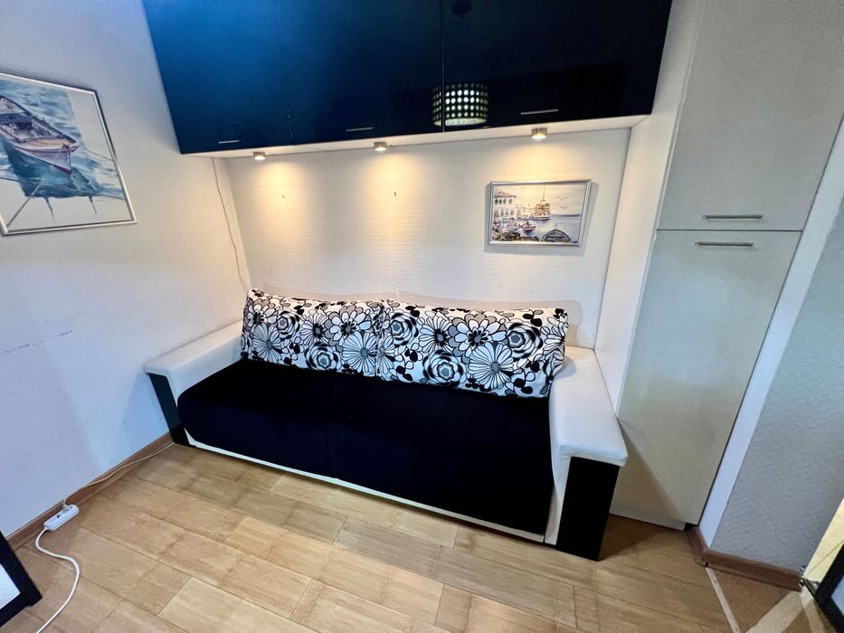 Черно-белый диван,