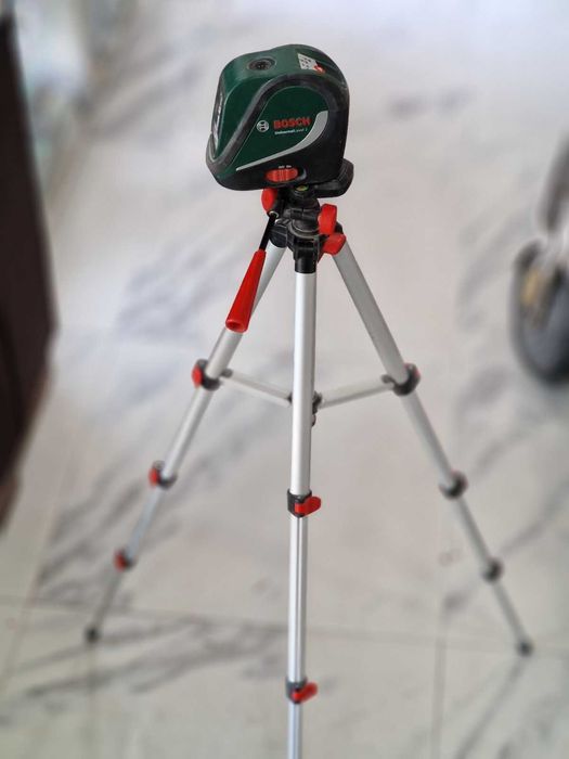 Лазерен нивелир BOSCH UniversalLevel 2 със статив