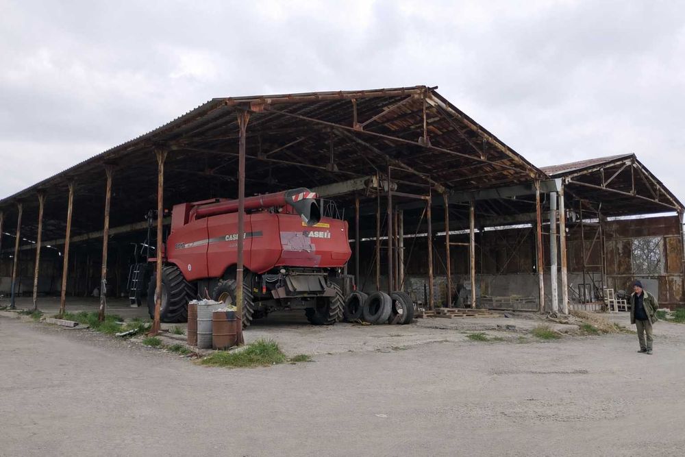 Дава се под наем Промишлена сграда в Бургас, Долно Езерово - 2400 кв.м за 2393.43 € - Снимка #2