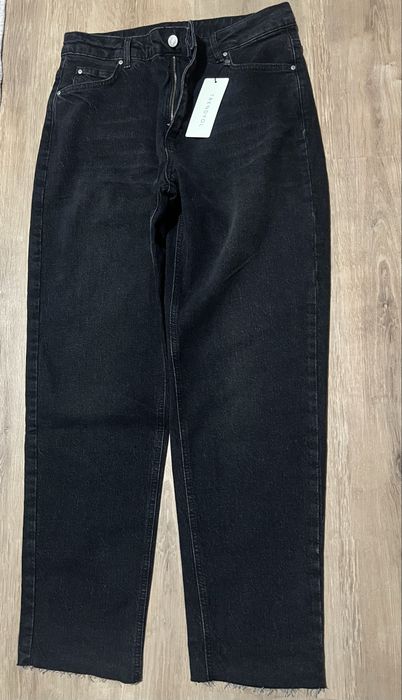 Чисто нови черни дънки