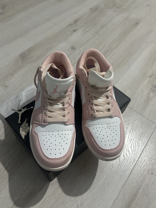 Jordan 1 Low Pink/White