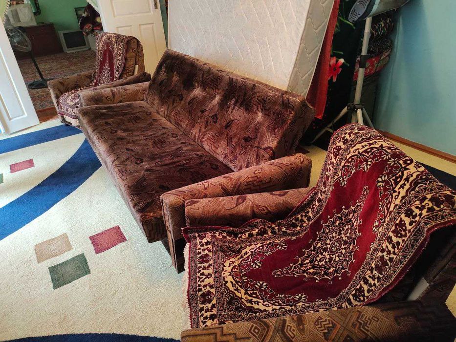 диван-раскладушка и 2 удобных кресла на колёсиках