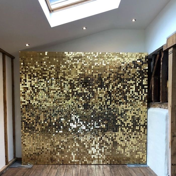 Фотозона из золотых паеток на день рождения, юбилей, свадьбу.