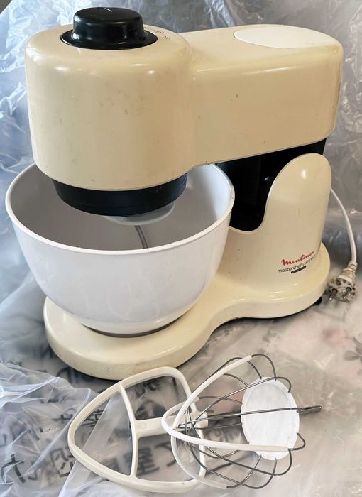 Кухненски робот планетарен миксер Moulinex MASTERCHEF COMPACT със приставки.