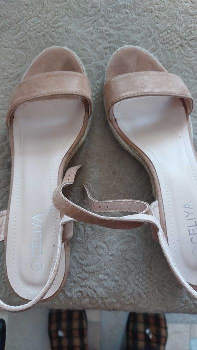 Летни сандали на платформа