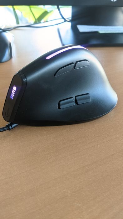Продавам мишка вертикална Zelotes Jomaa
