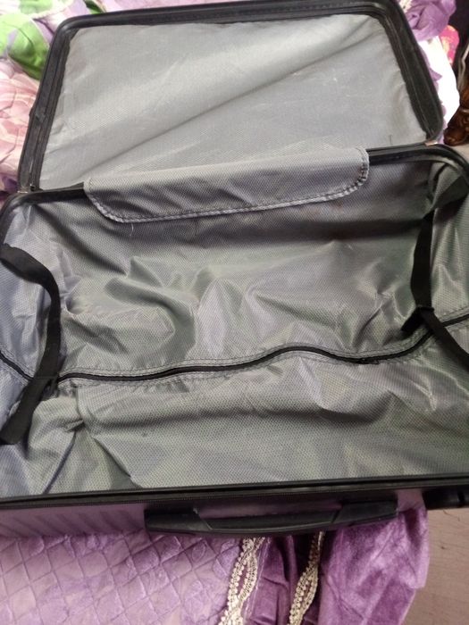 Продам серебристый чемодан