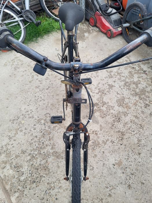 Bicicleta veche cu nevoi de reparații