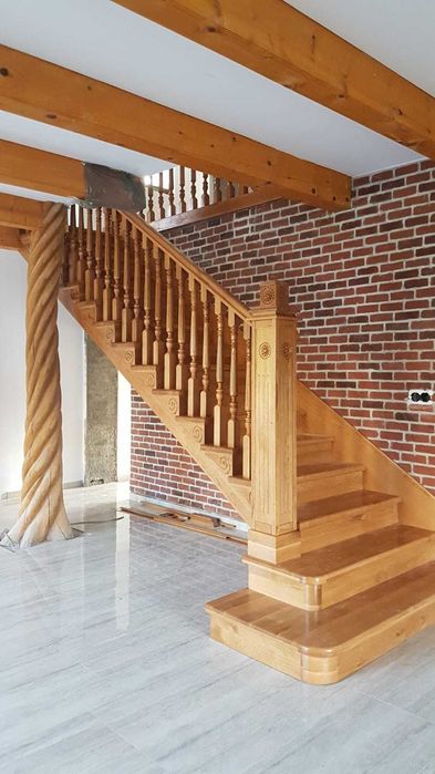 Scari interioare din lemn