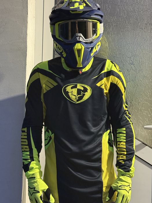 Продавам каските и цялата екипировка имам и ризница всичко е чисто нов