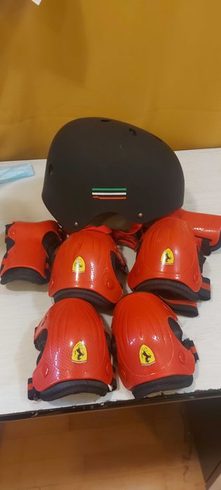 Ферари Каска и протектори за колене, лакти и китки