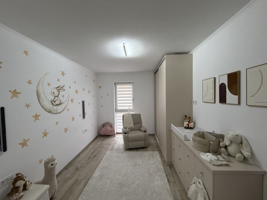 Apartament 3  camere cu etaj ,curte 40mp,parcare subteran cu incarcare