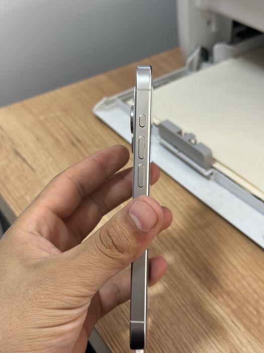 iPhone 15 pro  Titanium White