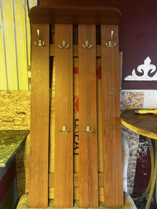 Продам табуретки,шкаф,комп стол,вешалка,стол