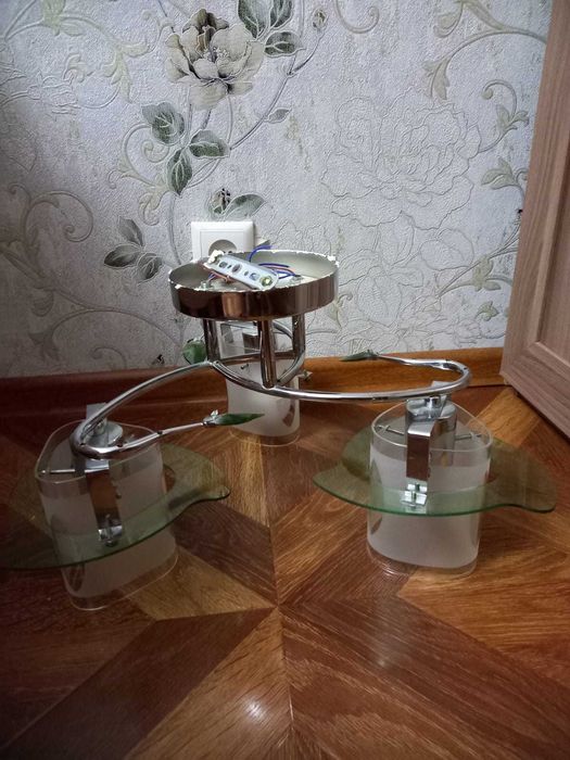 Продаю 2 Люстры красивые