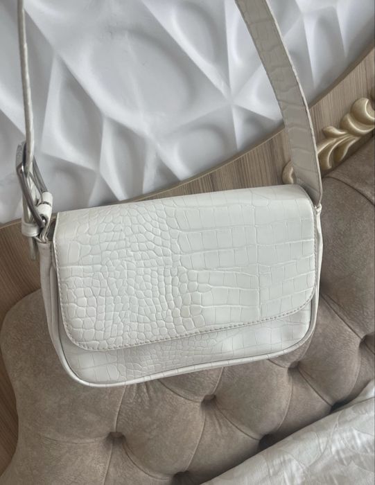 суика женская белая Bershka