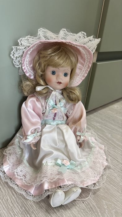 Кукла фарфоровая