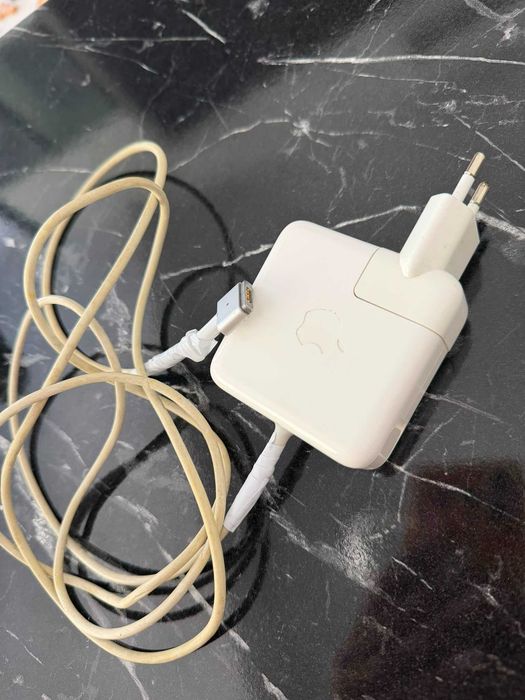 Vând MacBook Air 13