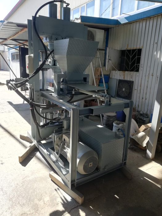 Продам станок для производства  Лего кирпича