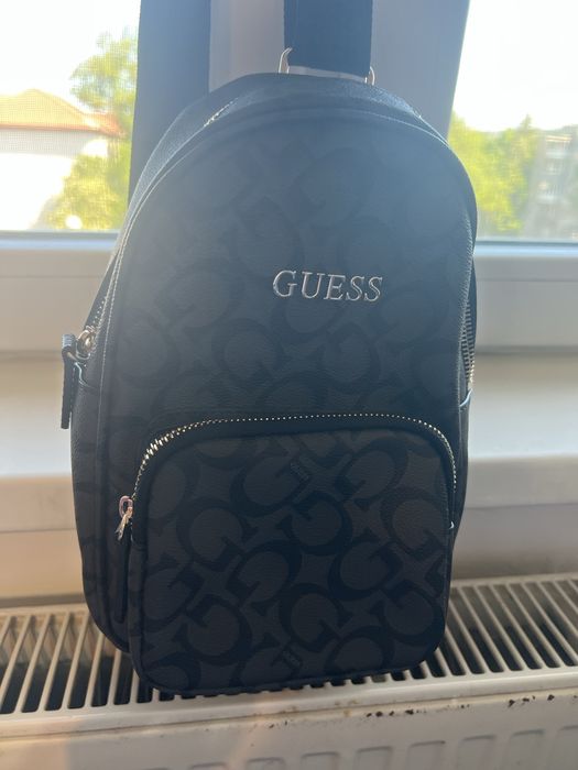 Vand rucsac Guess de dama pe umar