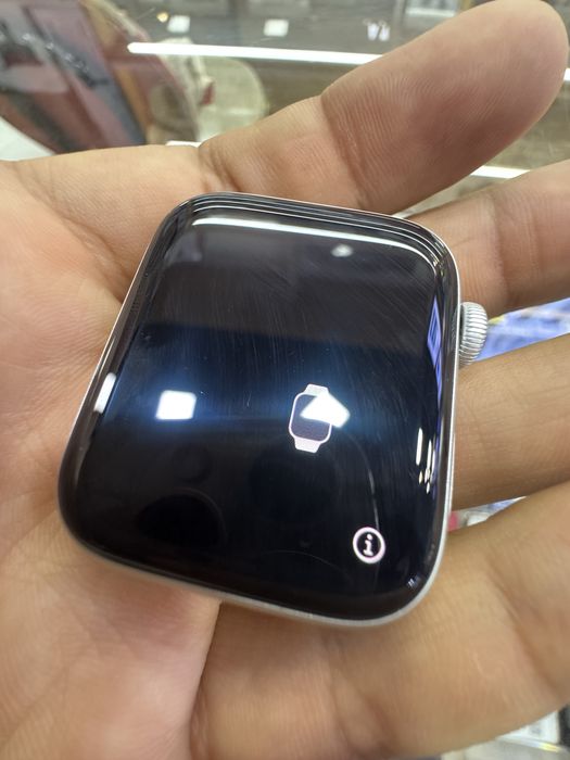 Apple watch SE nike razriv bomagan