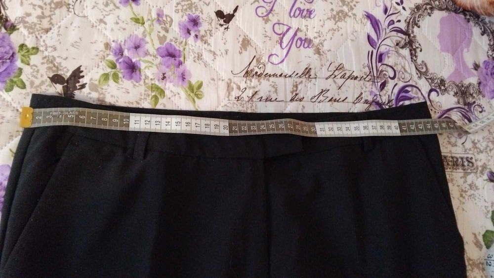 Продавам дамски черен панталон размер L