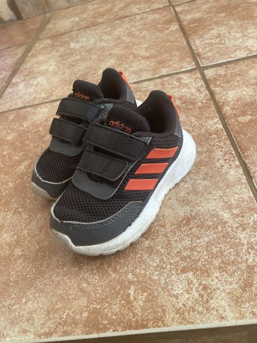 маратонки adidas е кецове zara