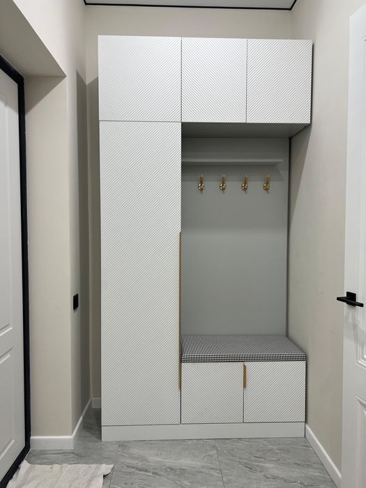 Белый рифлёный шкаф для прихожей