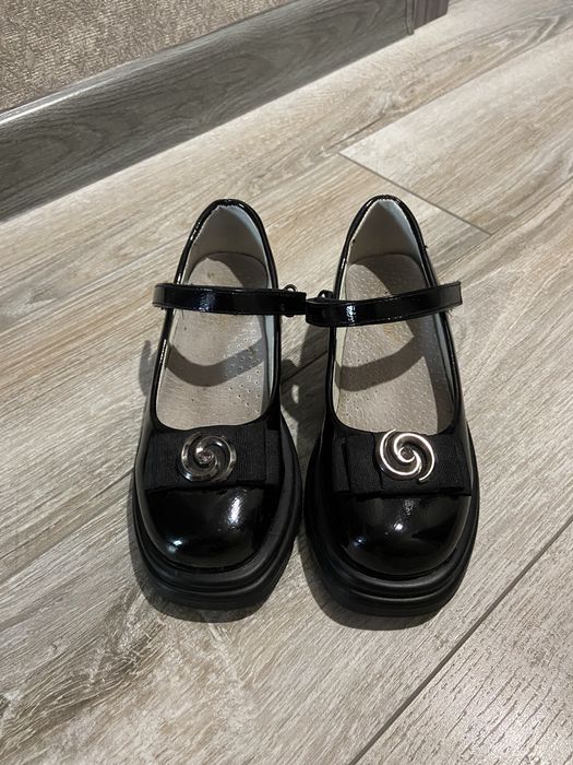 Продам туфли на девочку