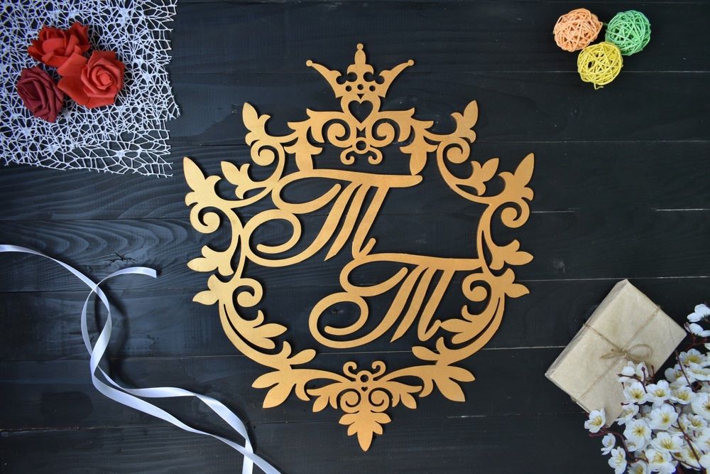 Свадебная монограмма, герб из дерева