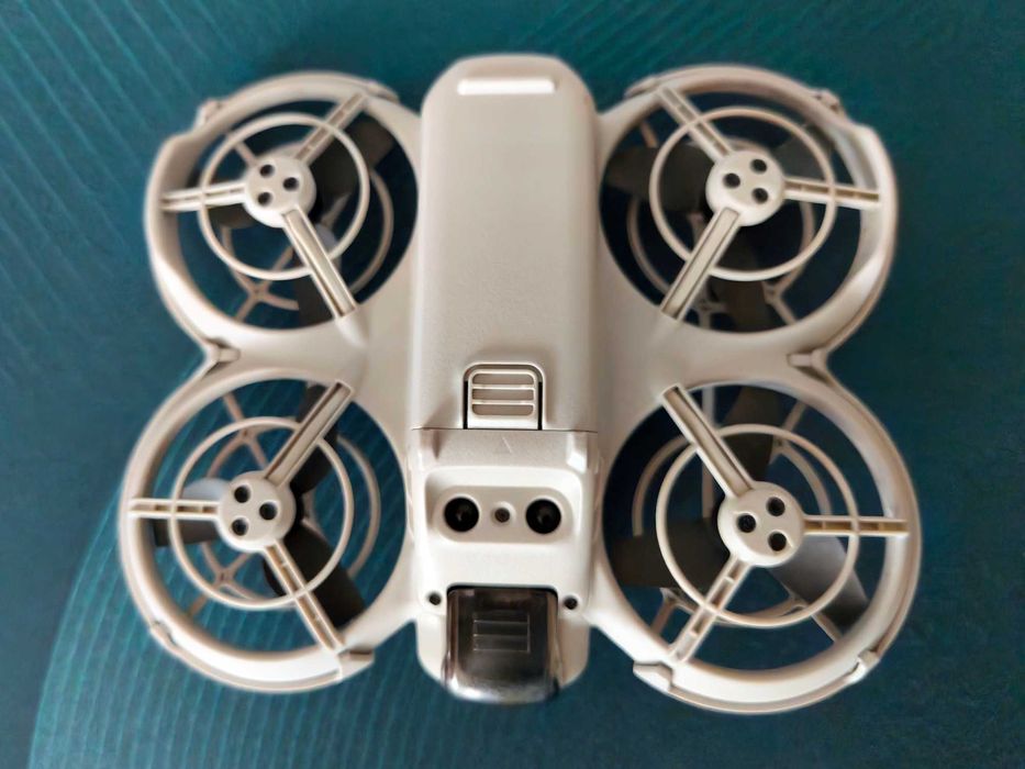 DJI NEO Fly More Combo - Дрон с дистанционно, хъб с 3 батерии, кутия и резервни части
