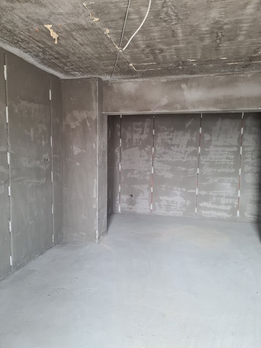 Exectuam tencuiala mecanizata pe baza de ciment-var si pe ipsos